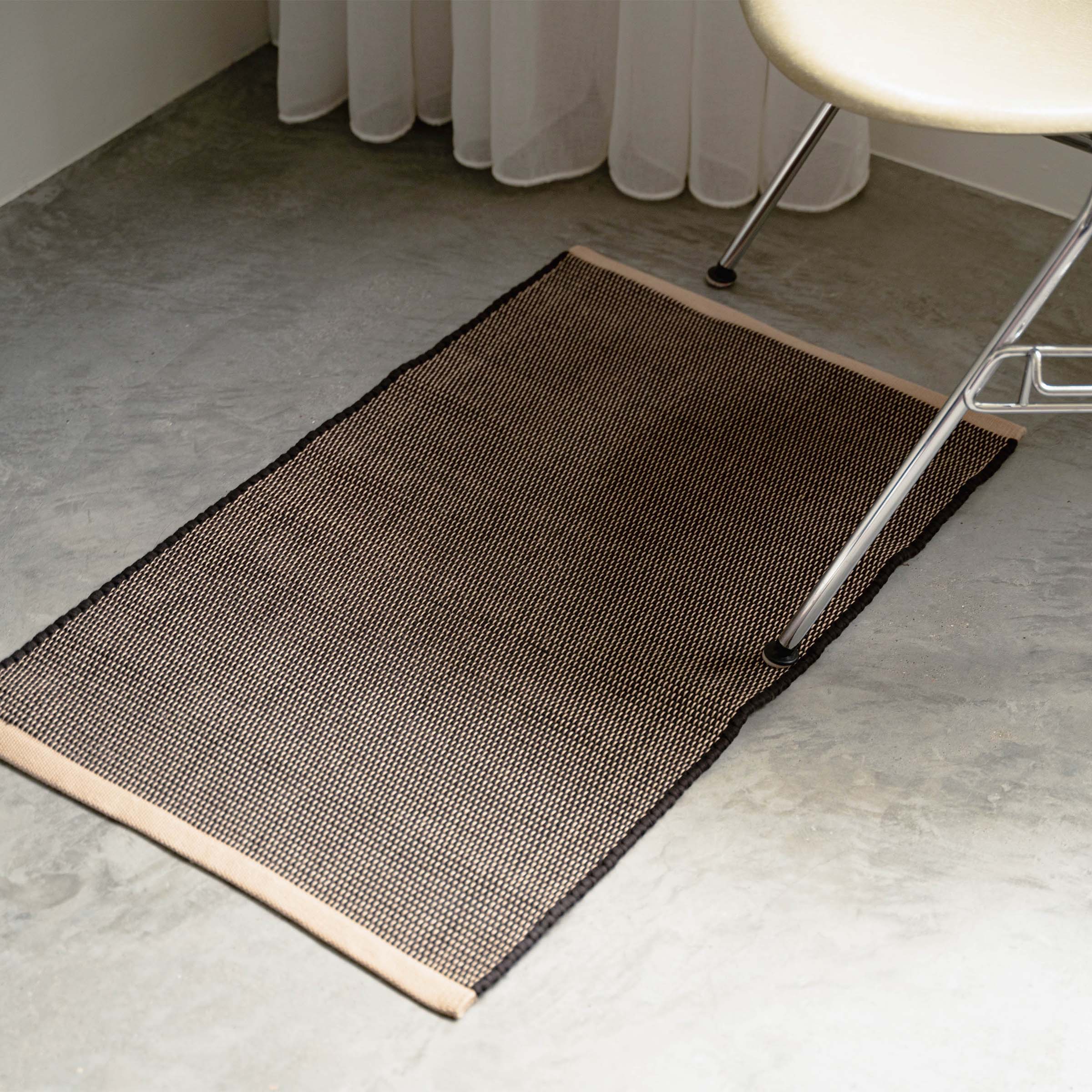 organic-cotton-floor-mats-in-black-colour-vertical-by-sojao