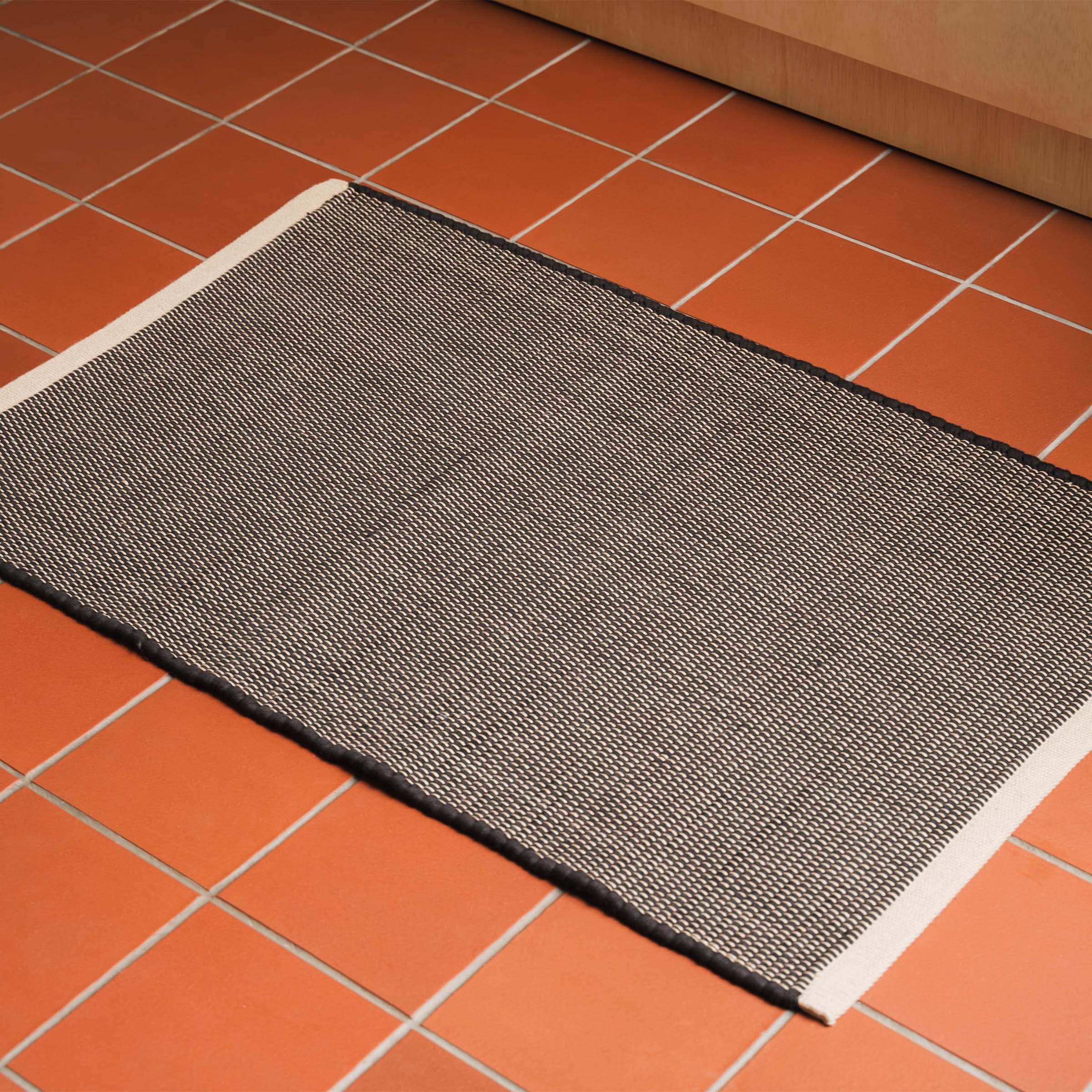 organic-cotton-floor-mats-in-black-colour-by-sojao