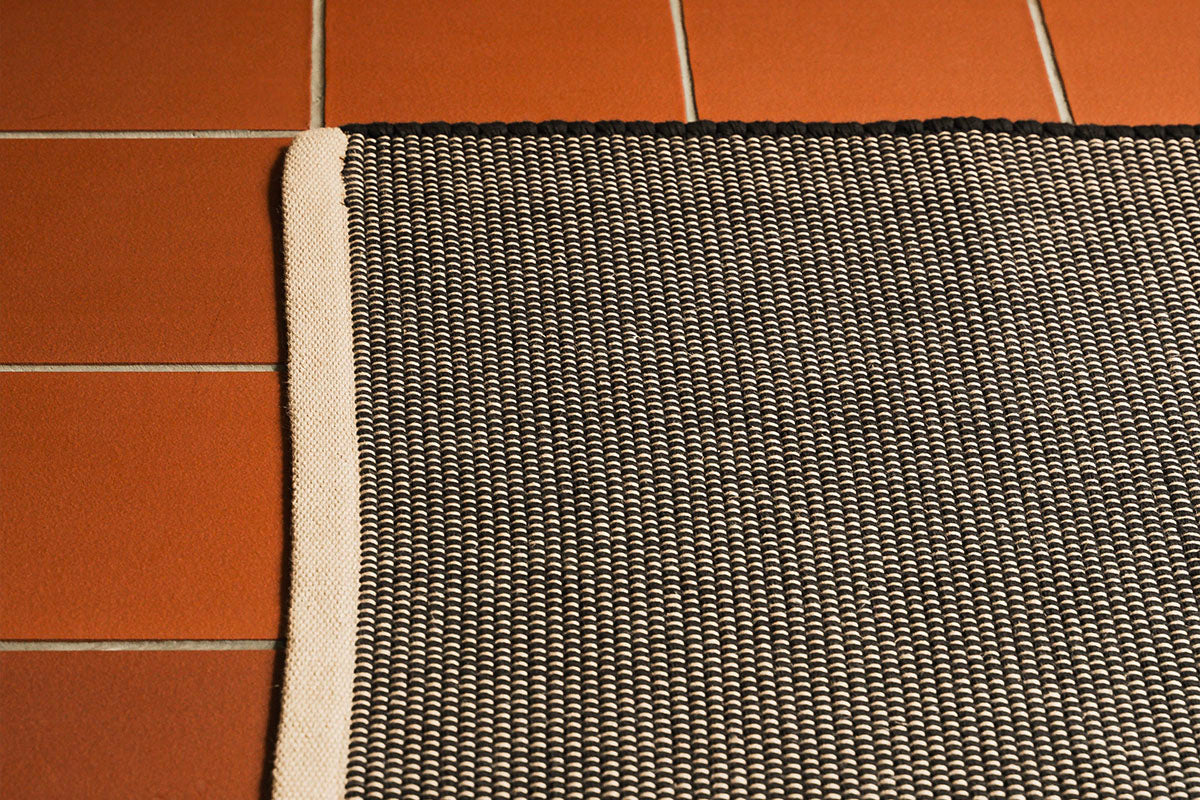 organic-cotton-floor-mats-details-in-black-colour-by-sojao