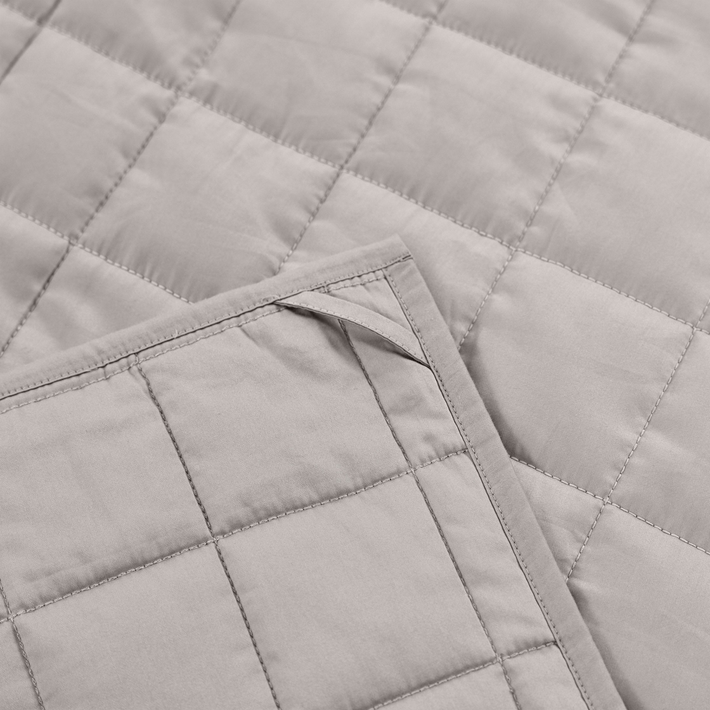 organic-cotton-quilt-in-cloud-colour-corner-loop-detail-by-sojao