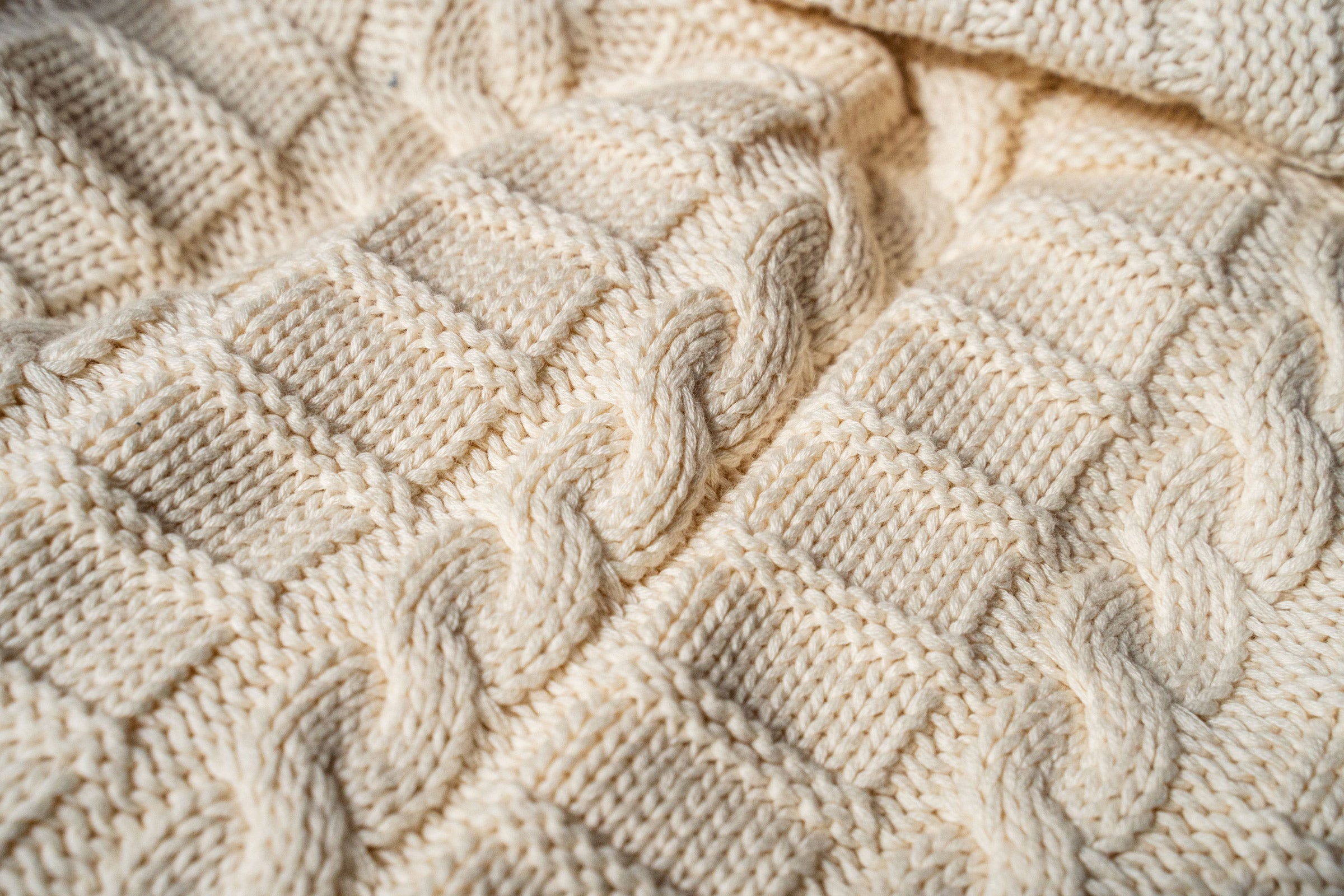 organic-cotton-cable-knit-throw-detail-in-ivory-colour-by-sojao