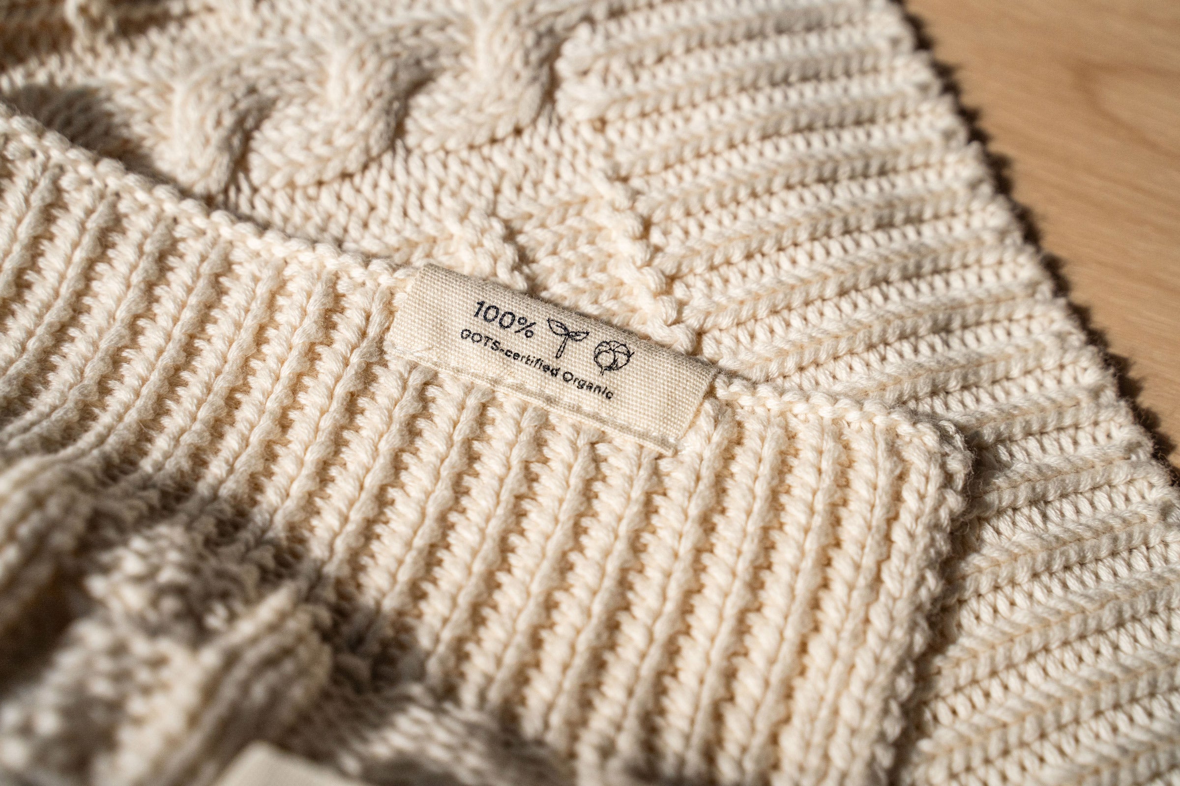 organic-cotton-cable-knit-throw-detail-in-ivory-colour-with-100%-organic-cotton-tag-by-sojao