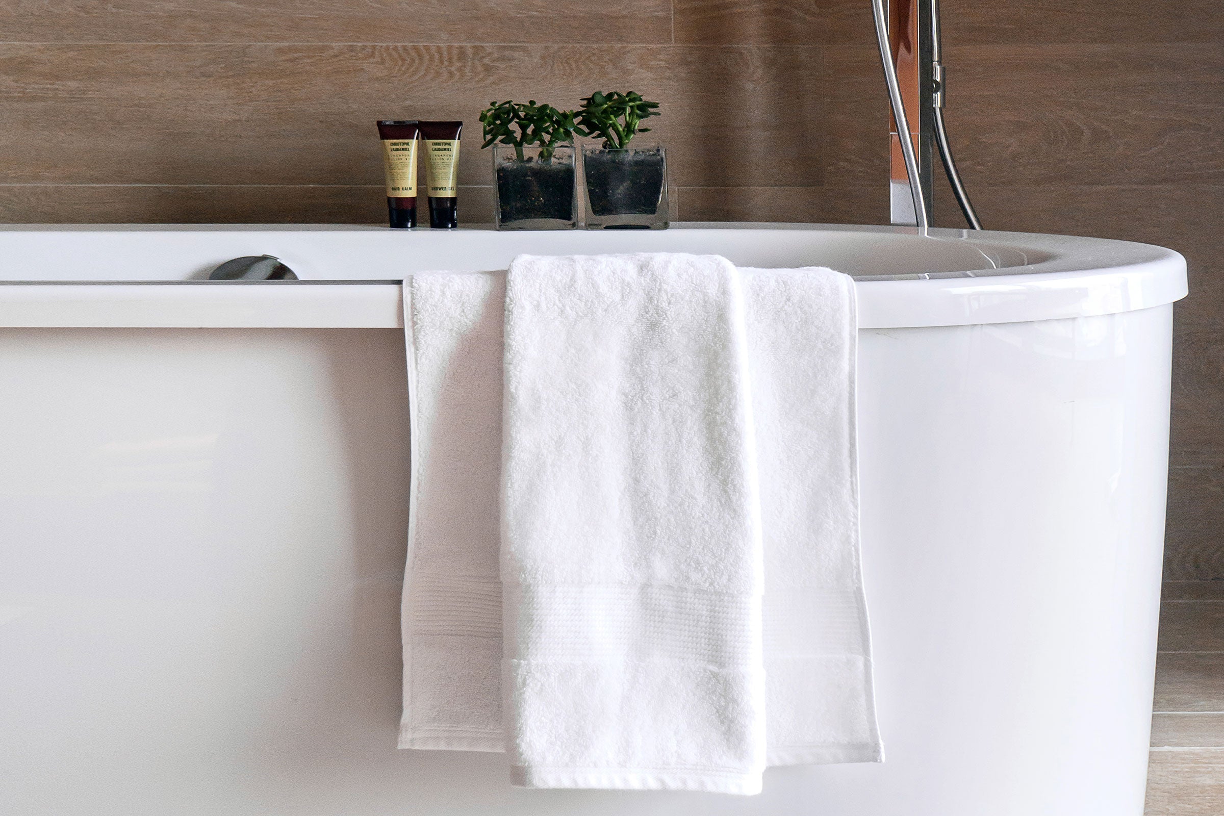 organic-cotton-bath-towel-in-white-colour-hanging-on-a-bathtub-by-sojao